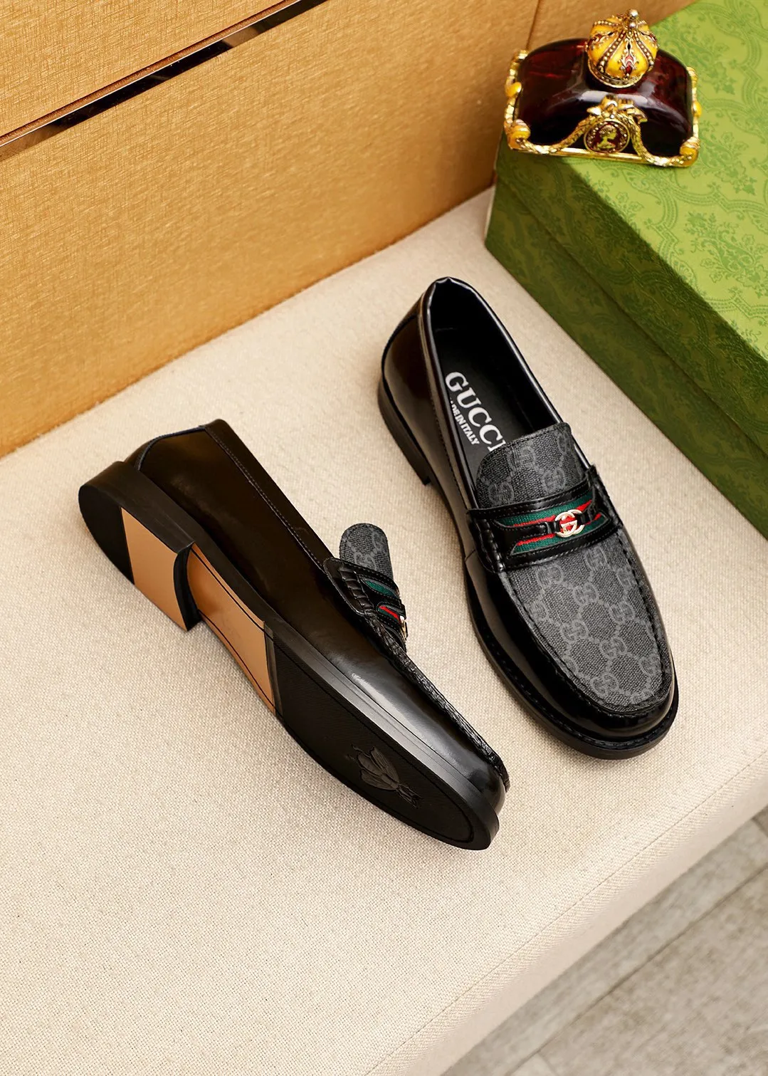 Men's shoes 💰460 💐 Product trademark: GUCCI "Gucci" casual leather shoes Regular size: 38-44 (45🉑️customized) Product materials: Selected imported first-layer open-edge beaded cowhide leather upper + luxury hardware buckle, imported water-dyed cowhide leather lining. Strong three-dimensional visual effect, original combination outsole Color: 2⃣️colors available
